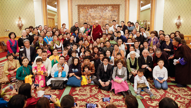 Sua Santità il Dalai Lama per una foto di gruppo, dopo l'incontro con i membri delle comunità tibetana e bhutanese a Tokyo, Giappone, il 20 novembre 2018. Foto di Tenzin Choejor