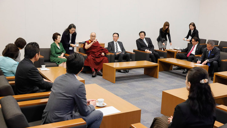 Sua Santità il Dalai Lama ha incontrato informalmente i membri del gruppo parlamentare giapponese per il Tibet a Tokyo, Giappone, il 20 novembre 2018. Foto di Tenzin Jigme