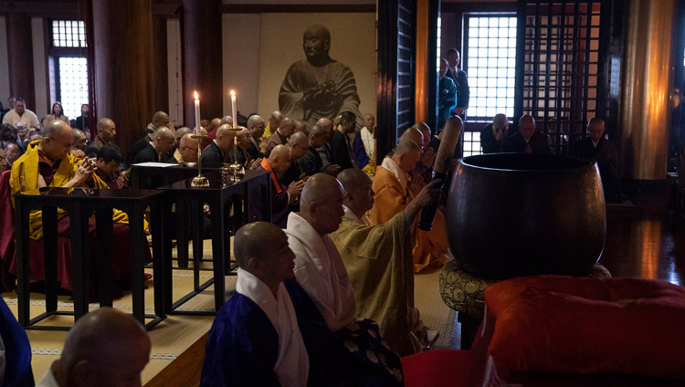 Sua Santità il Dalai Lama si è unito alle preghiere dei monaci giapponesi nel tempio Tochoji di Fuukuoka, Giappone, il 22 novembre 2018. Foto di Tenzin Choejor