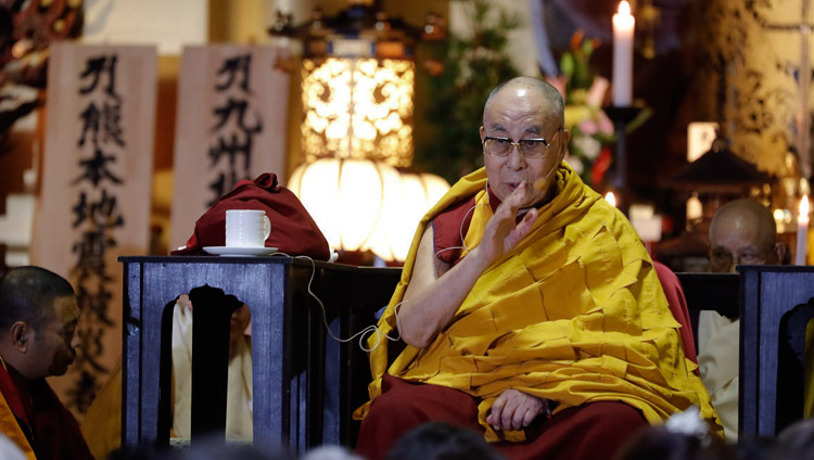 Sua Santità il Dalai Lama si rivolge al pubblico del Tempio Tochoji di Fuukuoka, Giappone, il 22 novembre 2018. Foto di Tenzin Jigme