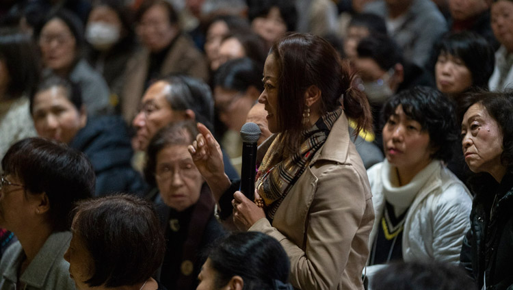 Una donna del pubblico mentre rivolge una domanda a Sua Santità il Dalai Lama durante il suo discorso al tempio Tochoji di Fuukuoka, Giappone, il 22 novembre 2018. Foto di Tenzin Choejor