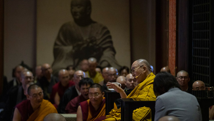 Sua Santità il Dalai Lama risponde alle domande del pubblico durante il suo discorso al tempio Tochoji di Fuukuoka, Giappone, il 22 novembre 2018. Foto di Tenzin Choejor