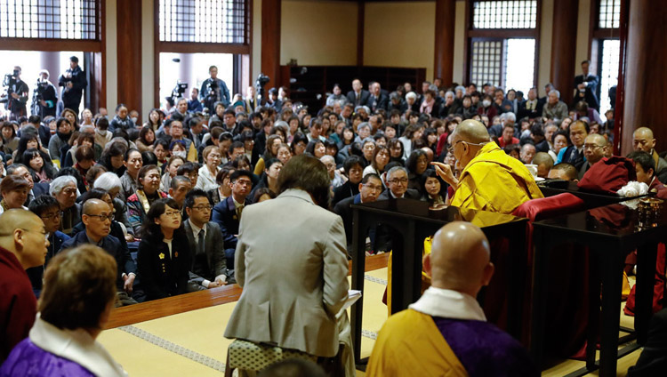 Sua Santità il Dalai Lama risponde alle domande del pubblico durante il suo discorso al tempio Tochoji di Fuukuoka, Giappone, il 22 novembre 2018. Foto di Tenzin Jigme