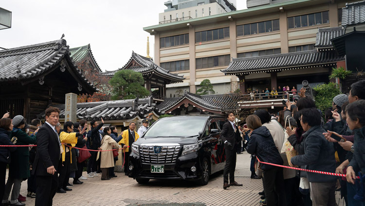 L'auto di Sua Santità il Dalai Lama lascia il Tempio di Tochoji dopo il suo discorso a Fuukuoka, Giappone, il 22 novembre 2018. Foto di Tenzin Choejor