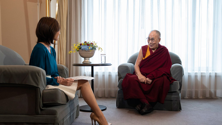 Sua Santità il Dalai Lama e Rina Yamasawa di NHK durante l'intervista a Yokohama, Giappone, il 13 novembre 2018. Foto di Tenzin Choejor