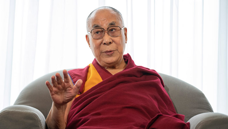 Sua Santità il Dalai Lama durante l'intervista con Rina Yamasawa di NHK a Yokohama, Giappone, il 13 novembre 2018. Foto di Tenzin Choejor