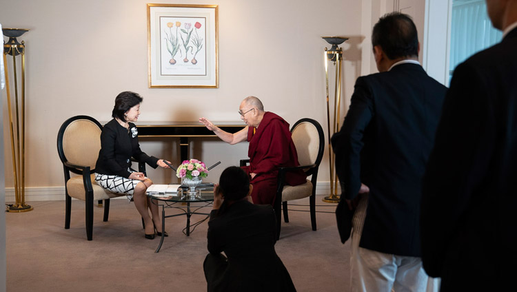 Yoshiko Sakurai, presidente del Japan Institute of National Fundamentals, intervista Sua Santità il Dalai Lama a Yokohama, Giappone, il 13 novembre 2018. Foto di Tenzin Choejor