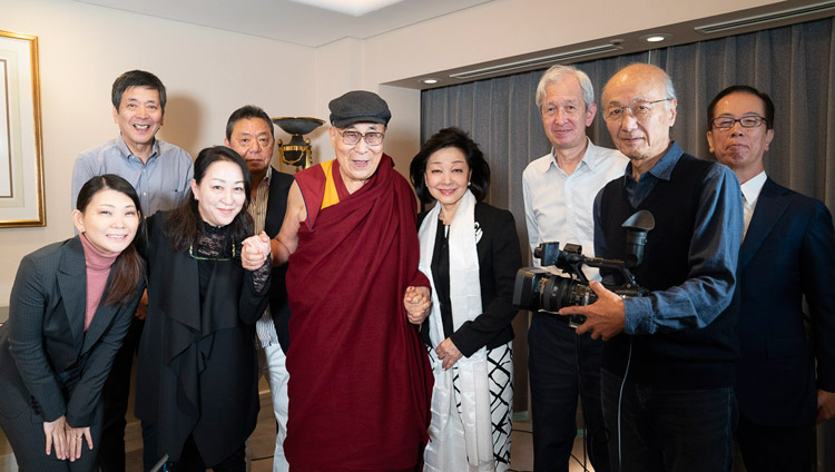 Sua Santità il Dalai Lama posa per una foto con i membri del team di produzione dopo l'intervista con Yoshiko Sakurai, presidente del Japan Institute of National Fundamentals, a Yokohama, Giappone, il 13 novembre 2018. Foto di Tenzin Choejor