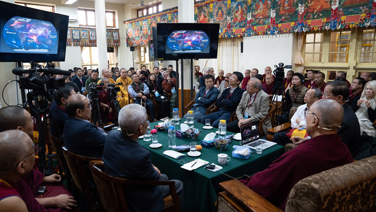 Sua Santità il Dalai Lama e gli altri partecipanti alla presentazione del professor Yuan Tseh Lee sulle sfide e le opportunità per un pianeta sostenibile, durante il terzo giorno del dialogo con gli scienziati cinesi presso il Tempio Tibetano Principale a Dharamsala, India, il 3 novembre 2018. Foto del Venerabile Tenzin Jamphel