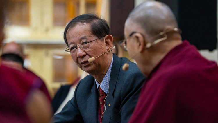 Il professor Yuan Tseh Lee durante la sua presentazione sulle sfide e le opportunità per un pianeta sostenibile, il terzo giorno di dialogo tra Sua Santità il Dalai Lama e gli scienziati cinesi presso il Tempio Tibetano Principale di Dharamsala, India, il 3 novembre 2018. Foto del Venerabile Tenzin Jamphel