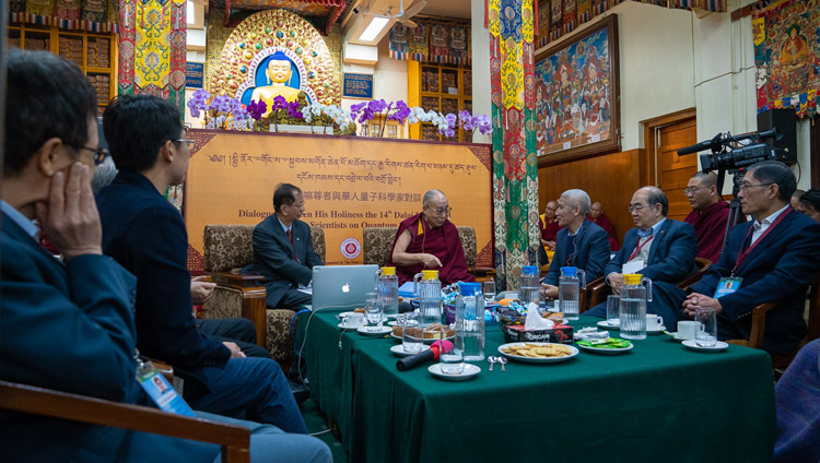Sua Santità il Dalai Lama risponde alle domande dei relatori, il terzo giorno di dialogo con gli scienziati cinesi presso il Tempio Tibetano Principale a Dharamsala, India, il 3 novembre 2018. Foto del Venerabile Tenzin Jamphel