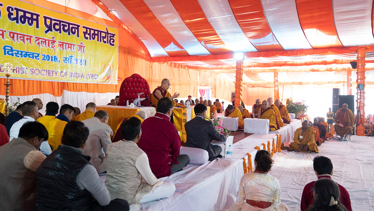 Sua Santità il Dalai Lama parla alla Youth Buddhist Society of India il primo giorno dei sui insegnamenti a Sankisa, India, il 3 dicembre 2018. Foto di Lobsang Tsering