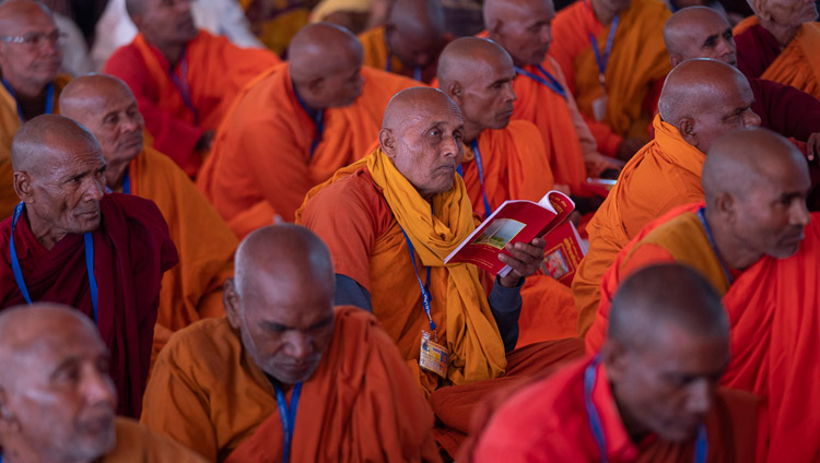 Alcuni membri della comunità monastica buddhista indiana ascoltano Sua Santità il Dalai Lama il primo giorno dei suoi insegnamenti a Sankisa, India, il 3 dicembre 2018. Foto di Lobsang Tsering