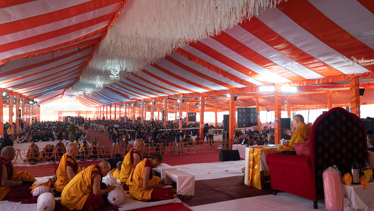 Oltre 15.000 persone hanno assistito all'insegnamento di Sua Santità il Dalai Lama presso la Youth Buddhist Society of India di Sankisa, India, il 3 dicembre 2018. Foto di Lobsang Tsering