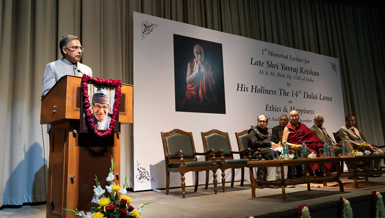 Il figlio di Yuvraj Krishan, Shrikant Krishan, presenta Sua Santità il Dalai Lama all'inizio della prima Yuvraj Krishan Memorial Lecture al Siri Fort Auditorium di Nuova Delhi, India, l'8 dicembre 2018. Foto di Lobsang Tsering