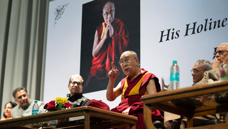 Sua Santità il Dalai Lama durante la prima Yuvraj Krishan Memorial Lecture presso l'Auditorium Siri Fort di Nuova Delhi, India, l'8 dicembre 2018. Foto di Lobsang Tsering