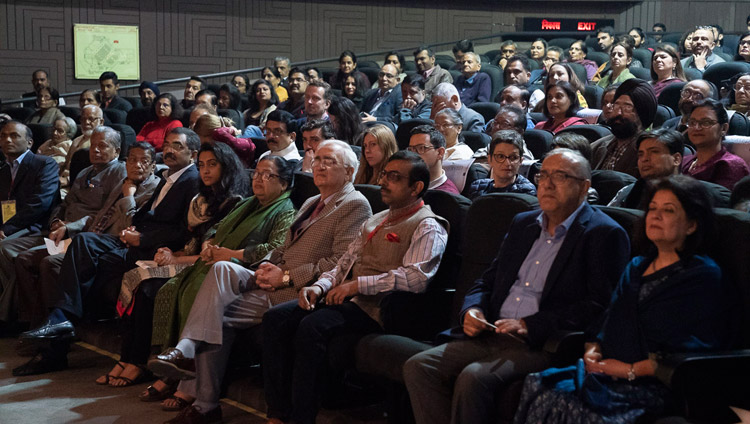 Oltre 350 ospiti ascoltano il discorso di Sua Santità il Dalai Lama alla prima Yuvraj Krishan Memorial Lecture al Siri Fort Auditorium di Nuova Delhi, India, l'8 dicembre 2018. Foto di Lobsang Tsering