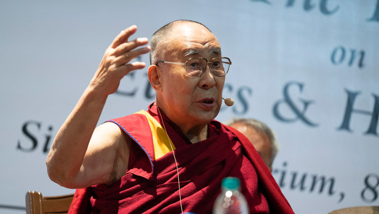 Sua Santità il Dalai Lama durante la prima Yuvraj Krishan Memorial Lecture al Siri Fort Auditorium di Nuova Delhi, India, l'8 dicembre 2018. Foto di Lobsang Tsering