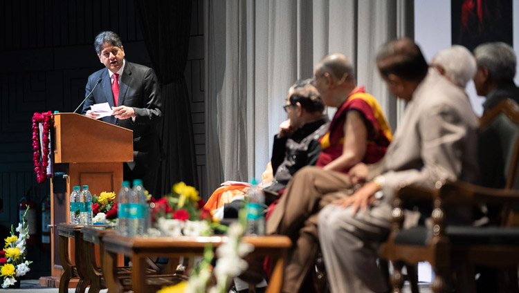 L'ex conduttore televisivo Vikram Chandra legge una domanda del pubblico per Sua Santità il Dalai Lama durante la prima Yuvraj Krishan Memorial Lecture al Siri Fort Auditorium di Nuova Delhi, India, l'8 dicembre 2018. Foto di Lobsang Tsering