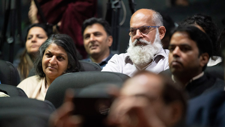 Il pubblico ascolta Sua Santità il Dalai Lama alla prima Yuvraj Krishan Memorial Lecture al Siri Fort Auditorium di Nuova Delhi, India, l'8 dicembre 2018. Foto di Lobsang Tsering
