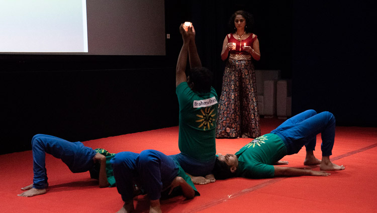 Gli studenti presentano una performance di yoga, prima dell’inizio della conferenza su 'Maitri' o 'Metta' nel buddhismo presso l'Università di Mumbai, India, il 12 dicembre 2018. Foto di Lobsang Tsering