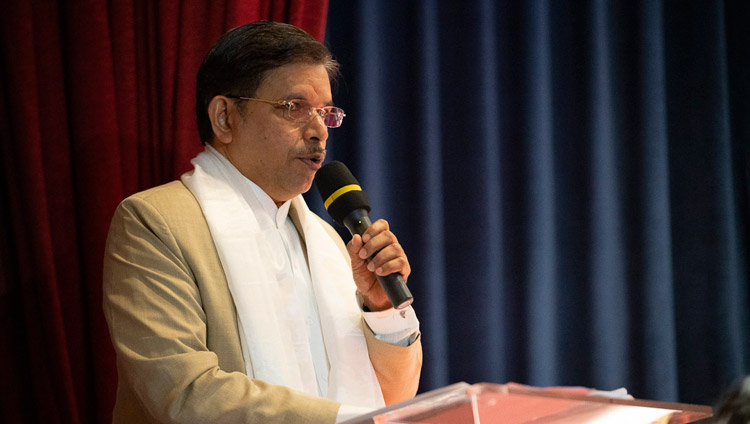 Subhas Pednekar durante la conferenza sul concetto di "Maitri" o "Metta" nel buddhismo. Mumbai, India, 12 dicembre 2018. Foto di Lobsang Tsering