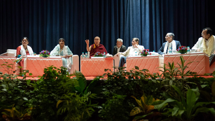 Sua Santità il Dalai Lama durante il discorso inaugurale della conferenza dedicata al concetto di 'Maitri' o 'Metta' nel buddhismo. Università di Mumbai, India, il 12 dicembre 2018. Foto di Lobsang Tsering