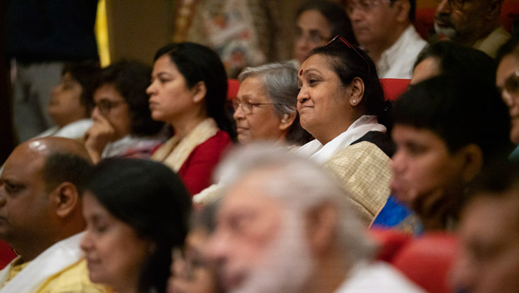 Alcuni degli oltre 300 studenti e docenti che ascoltano Sua Santità il Dalai Lama durante la Conferenza su  'Maitri' o 'Metta' nel buddhismo. Università di Mumbai, India, il 12 dicembre 2018. Foto di Lobsang Tsering