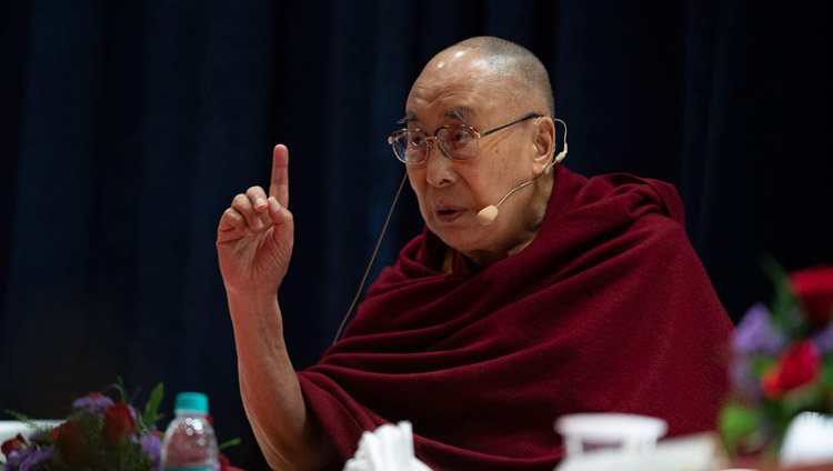 Sua Santità il Dalai Lama interviene alla sessione inaugurale della Conferenza sul concetto di 'Maitri' o 'Metta' nel buddhismo presso l'Università di Mumbai. India, il 12 dicembre 2018. Foto di Lobsang Tsering