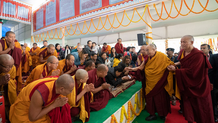 Sua Santità il Dalai Lama saluta il pubblico al suo arrivo al Kalachakra Ground di Bodhgaya, India, il 24 dicembre 2018. Foto di Lobsang Tsering