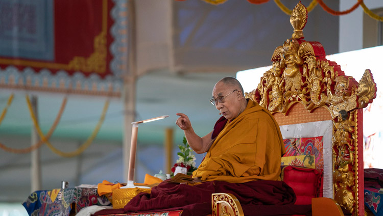 Sua Santità il Dalai Lama il primo giorno dei suoi insegnamenti a Bodhgaya, India, il 24 dicembre 2018. Foto di Lobsang Tsering