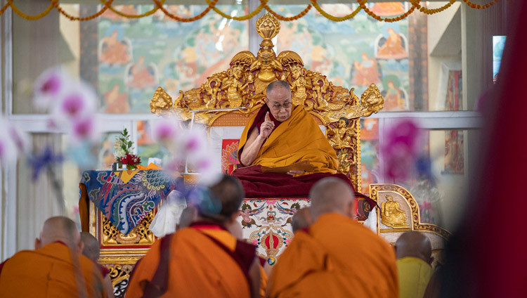 Sua Santità il Dalai Lama durante la lettura delle "Trentasette pratiche del Bodhisattva” il primo giorno dei suoi insegnamenti a Bodhgaya, India, il 24 dicembre 2018. Foto di Lobsang Tsering