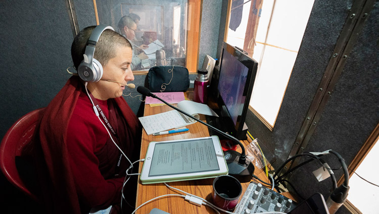 L'interprete spagnola, una delle tredici lingue in cui vengono trasmessi gli insegnamenti, nella sua cabina di traduzione il primo giorno dell'insegnamento di Sua Santità il Dalai Lama a Bodhgaya, India, il 24 dicembre 2018. Foto di Lobsang Tsering