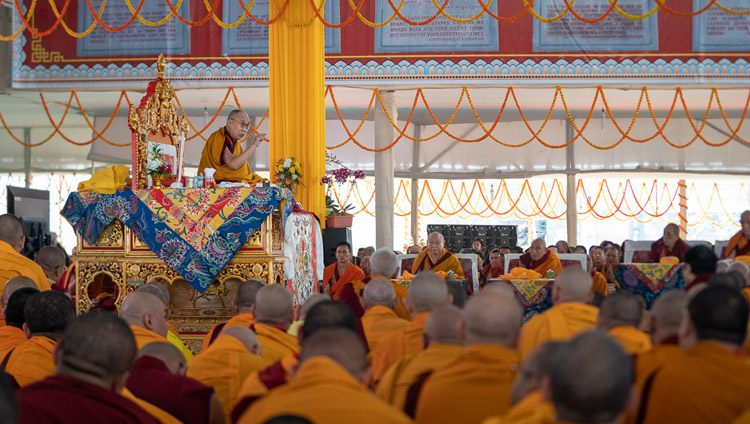 Sua Santità il Dalai Lama spiega 'Le Trentasette pratiche del Bodhisattva' il primo giorno dei suoi insegnamenti a Bodhgaya, India, il 24 dicembre 2018. Foto di Lobsang Tsering