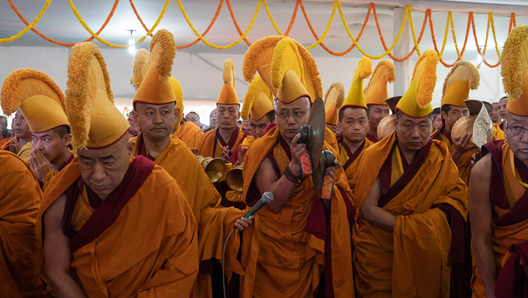 I monaci del monastero Namgyal suonano gli strumenti tradizionali per annunciare l'arrivo di Sua Santità il Dalai Lama al Kalachakra Ground a Bodhgaya, India, il 31 dicembre 2018. Foto di Lobsang Tsering