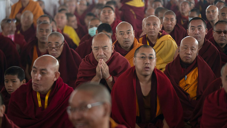 I monaci assistono alla Cerimonia di lunga vita per Sua Santità il Dalai Lama al Kalachakra Ground a Bodhgaya, Bihar, India, il 31 dicembre 2018. Foto di Lobsang Tsering