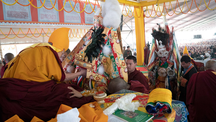 Sua Santità il Dalai Lama e Nechung Dorje Drakden con l'oracolo di Nyenchen Thangla alle spalle durante la Cerimonia di lunga vita al Kalachakra Ground a Bodhgaya, India, il 31 dicembre 2018. Foto di Lobsang Tsering
