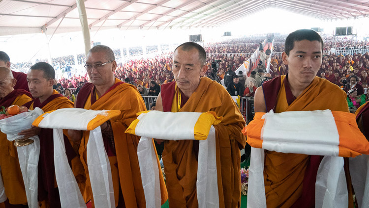 I monaci del Monastero di Namgyal durante la processione di offerte a Sua Santità il Dalai Lama durante la Cerimonia di Lunga Vita al Kalachakra Ground a Bodhgaya, India, il 31 dicembre 2018. Foto di Lobsang Tsering