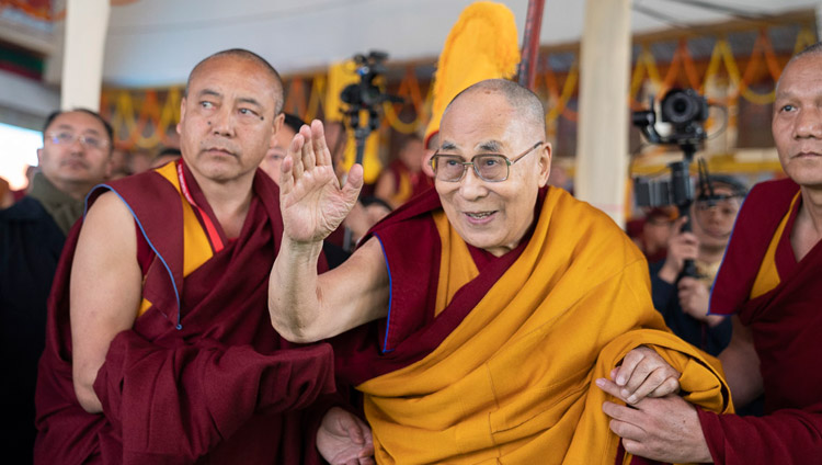 Sua Santità il Dalai Lama saluta la folla mentre lascia il palco, alla conclusione della Cerimonia di Lunga Vita al Kalachakra Ground a Bodhgaya, Bihar, India, il 31 dicembre 2018. Foto di Lobsang Tsering