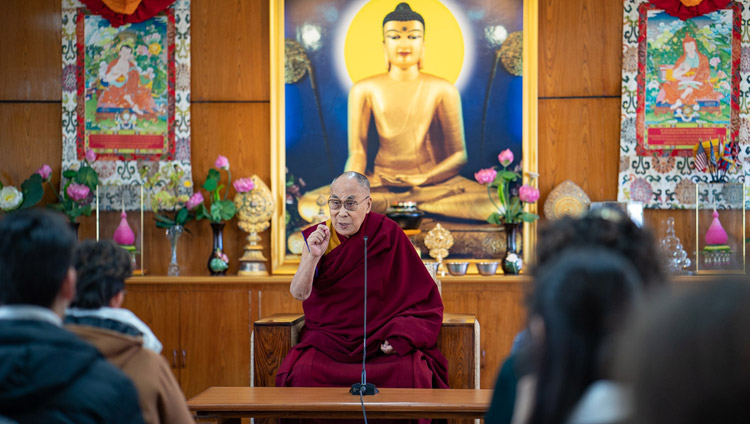 Sua Santità il Dalai Lama si rivolge agli studenti e ai membri dello staff di Kivunim presso la sua residenza a Dharamsala, India, il 28 gennaio 2019. Foto di Tenzin Choejor