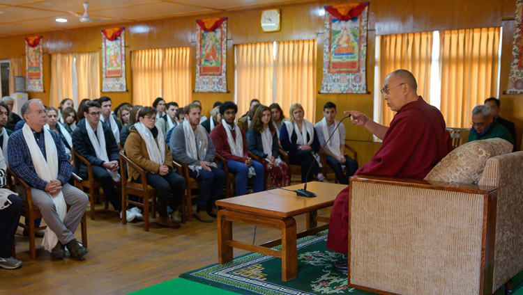 Sua Santità il Dalai Lama incontra un gruppo di studenti che sta trascorrendo un anno sabbatico in Israele presso la sua residenza a Dharamsala, India, il 28 gennaio 2019. Foto di Tenzin Choejor