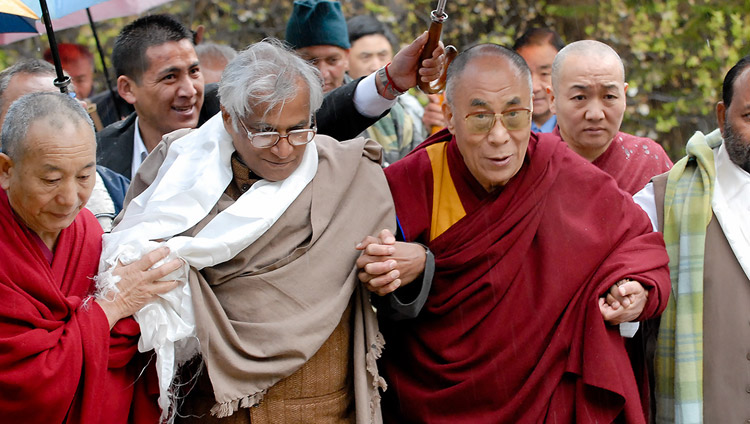 Sua Santità il Dalai Lama con George Fernandes a Dharamsala, India, il 10 marzo 2007. Foto di Tenzin Choejor