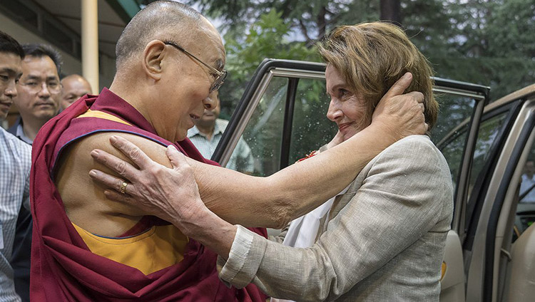 Sua Santità il Dalai Lama saluta Nancy Pelosi in occasione della visita in visita alla comunità tibetana di Dharamsala, India, il 9 maggio 2017. Foto di Tenzin Choejor