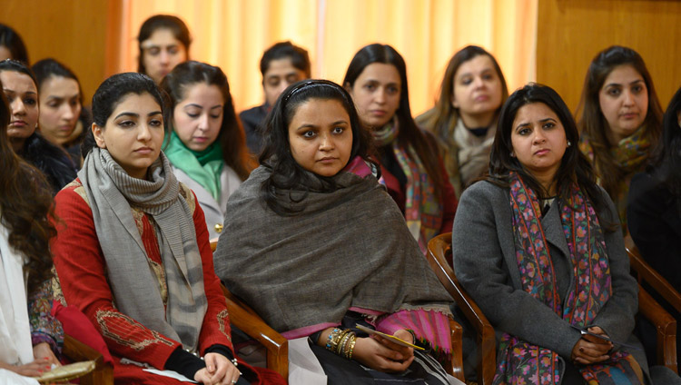 Le appartenenti alla Young FICCI Ladies Organisation ascoltano Sua Santità il Dalai Lama, durante l’udienza presso la sua residenza a Dharamsala, India, il 18 febbraio 2019. Foto di Tenzin Choejor