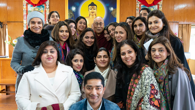 Sua Santità il Dalai Lama posa per una foto di gruppo con le donne della Young FICCI Ladies Organisation presso la sua residenza a Dharamsala, India, il 18 febbraio 2019. Foto di Tenzin Choejor