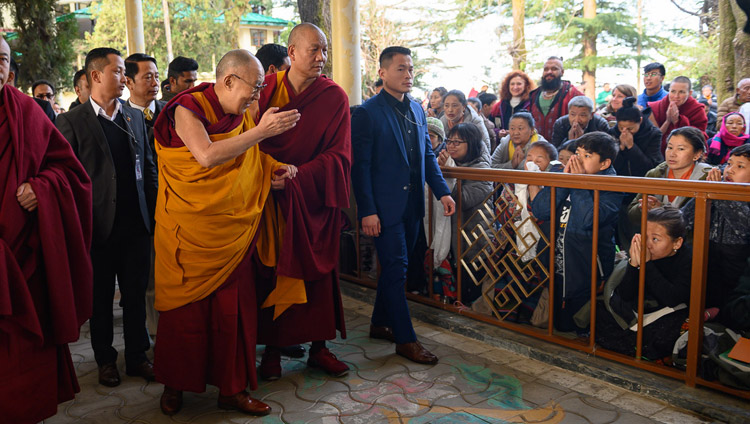 Sua Santità il Dalai Lama saluta la folla, nel cortile del Tempio Tibetano Principale, il primo giorno di insegnamenti sulla "Essenza della Via di Mezzo" di Bhavaviveka a Dharamsala, India, il 20 febbraio 2019. Foto di Tenzin Choejor
