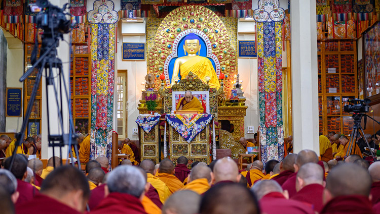 Una veduta dell'interno del Tempio Tibetano Principale, il primo giorno degli insegnamenti di Sua Santità il Dalai Lama a Dharamsala, India, il 20 febbraio 2019. Foto di Tenzin Choejor