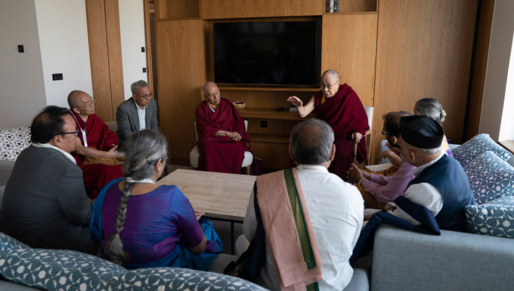Sua Santità il Dalai Lama incontra un gruppo di professori indiani che stanno preparando un curriculum dedicato all'antica conoscenza indiana. Nuova Delhi, India, il 5 aprile 2019. Foto di Tenzin Choejor