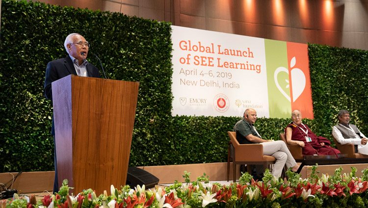Tempa Tsering, del Dalai Lama Trust, introduce il lancio globale di SEE Learning a Nuova Delhi, India, il 5 aprile 2019. Foto di Tenzin Choejor