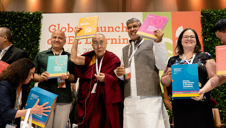 Sua Santità il Dalai Lama con il vice primo ministro di Delhi Manish Sisodia e il premio Nobel per la pace Kailash Satyarthi durante il lancio del programma SEE Learning. Foto di Tenzin Choejor